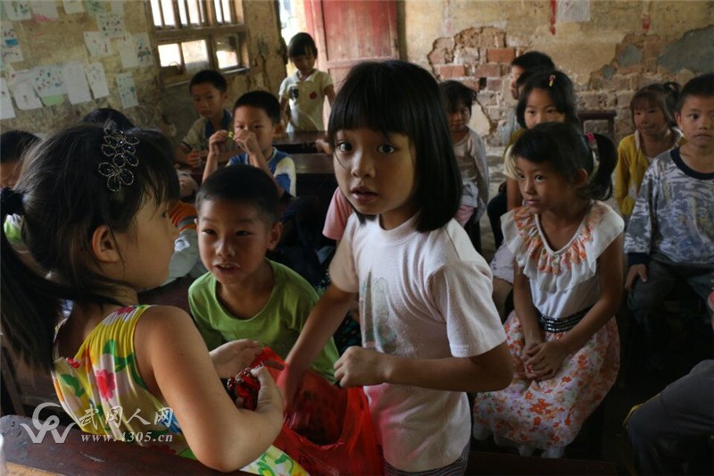 大邵公益志愿者赴涼山小學捐書捐衣———傳遞愛心，我們義不容辭