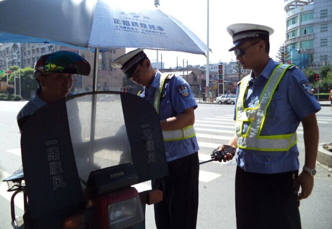 武岡交警大隊(duì)整治摩托車加裝太陽(yáng)傘違法行為