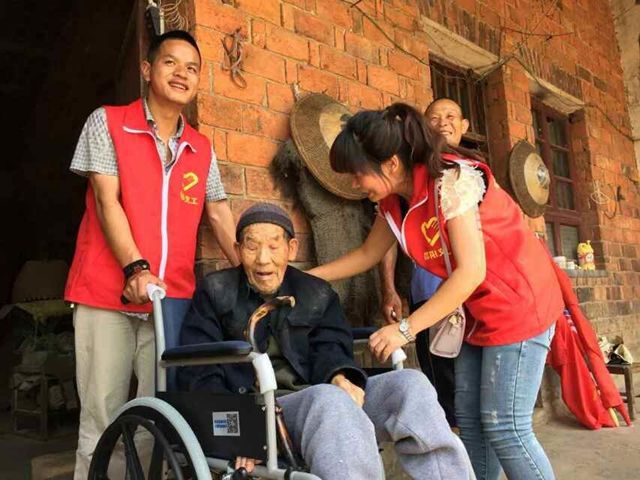 武岡抗戰(zhàn)老兵用上了“愛心”輪椅