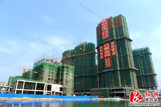 武岡市第一座百米高樓封頂