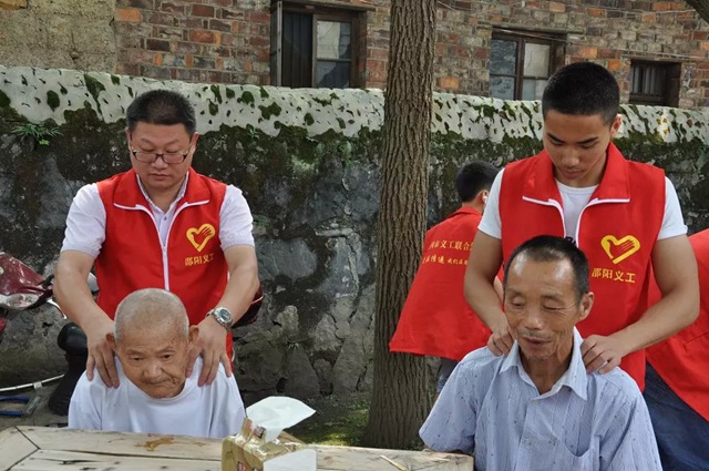 青年志愿服務(wù)提升武岡文明指數(shù)