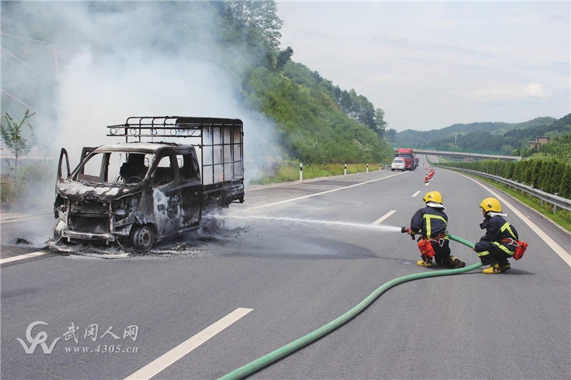 武冈"高警"处置一起洞新高速货车自燃事故