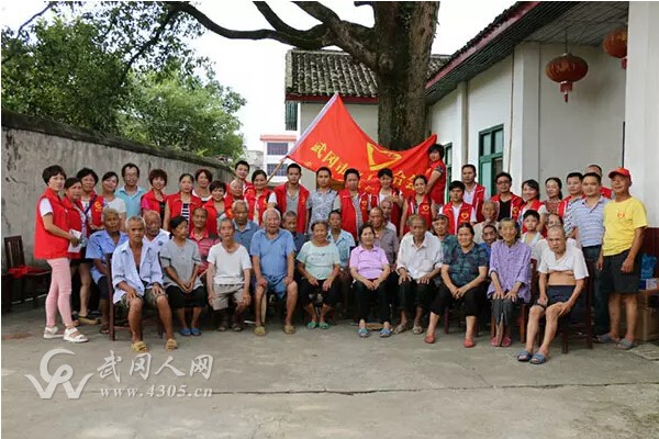 關(guān)愛(ài)老人----武岡市義工聯(lián)敬老組在行動(dòng)
