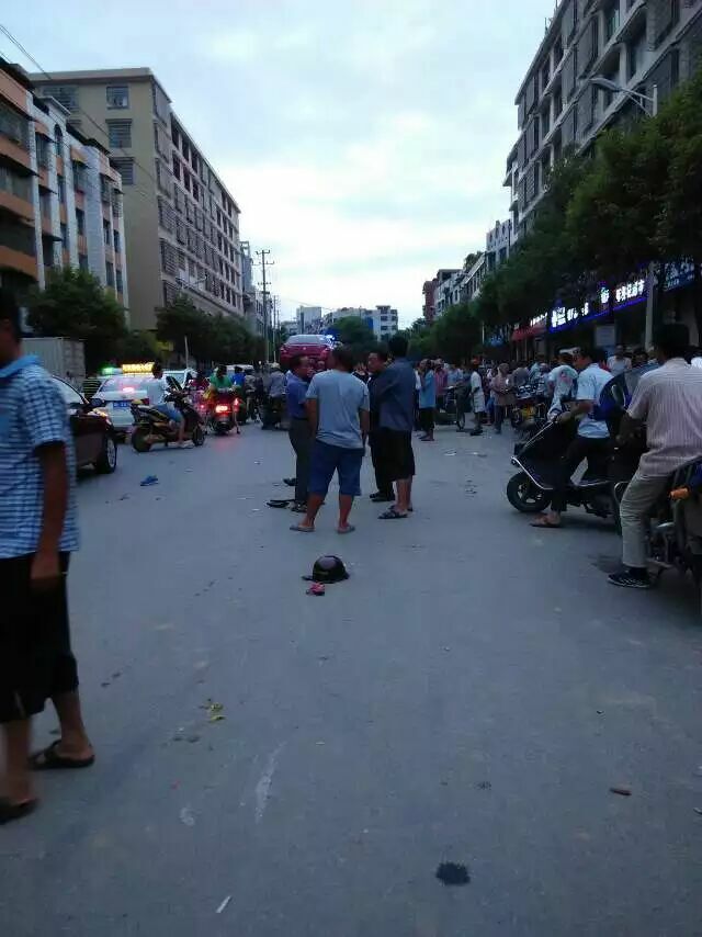武岡解放路發(fā)生連撞4車傷5人嚴重事故