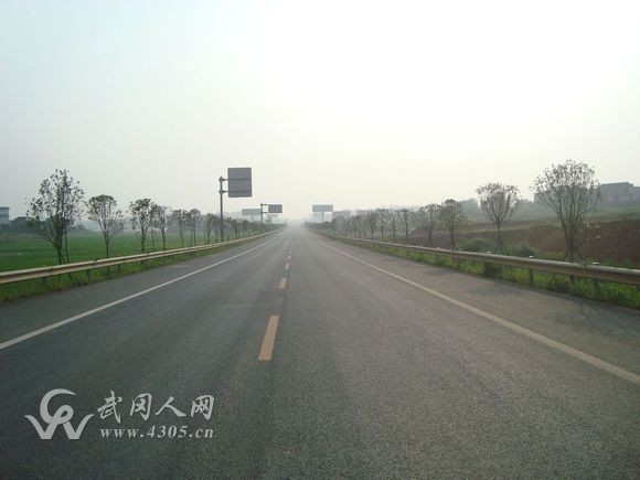 武岡大道改造工程攤鋪瀝青 即將掃尾