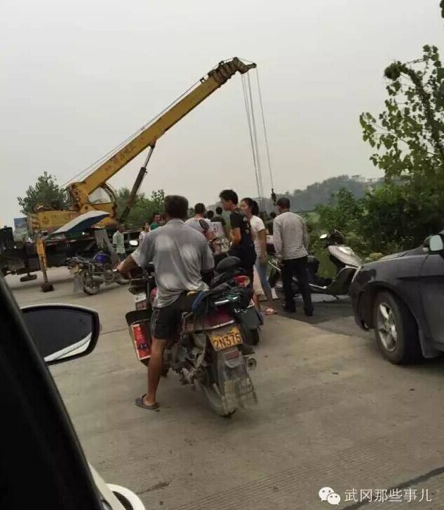 一貨車疑因車速過(guò)快,在武岡山嵐鋪翻入深溝
