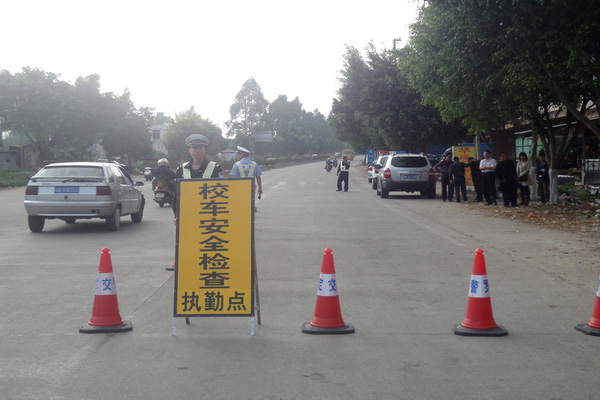 武岡校車安全專項(xiàng)整治“百日行動(dòng)”