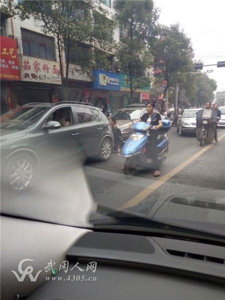 一大清早,武岡某路段發(fā)生連環(huán)撞車事故