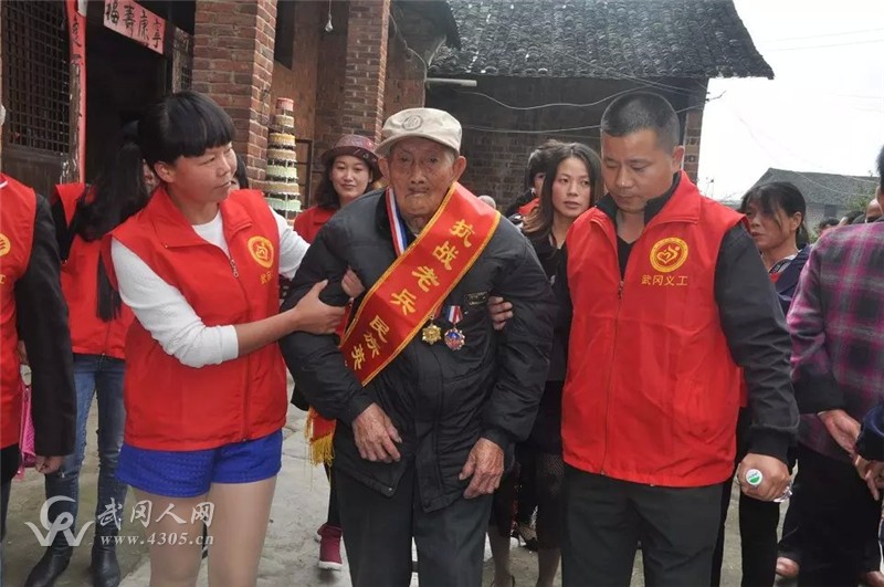 不擺宴席不做人情 武岡抗戰(zhàn)老兵與志愿者歡度百歲生日