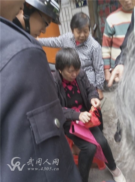 老人家摔倒,武岡人敢扶!幫她找家人,求擴散!