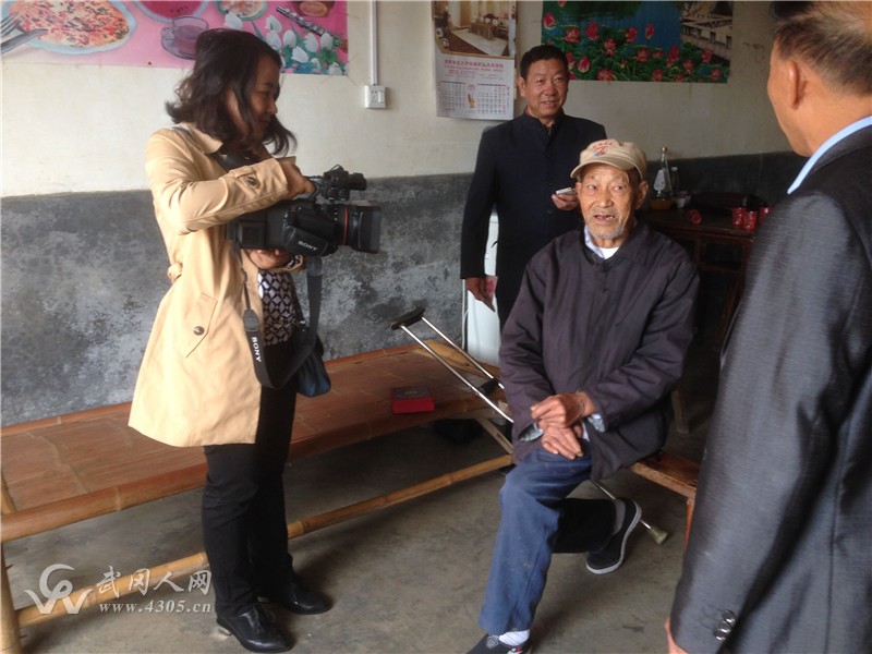 武岡市電視臺與灣頭橋鎮(zhèn)民政慰問采拍抗日老兵