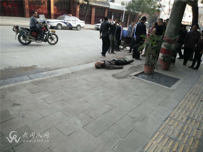 武岡師范旁一老人突然倒地,經(jīng)急救后還是無力回天