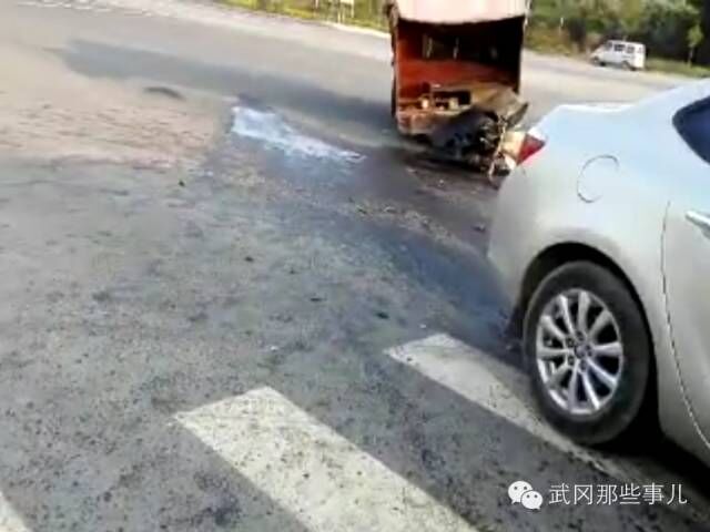 武岡春光大橋車禍：別克撞拖拉機，輪胎飛出