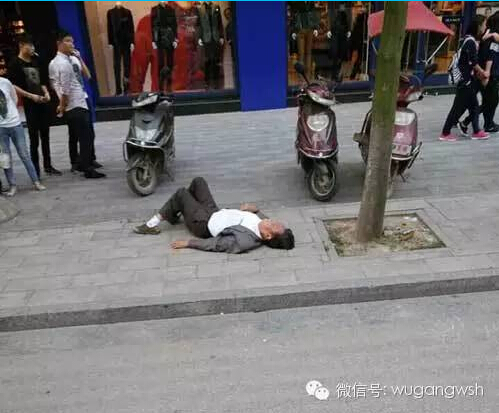 【武岡步行街附近,老人被男子暴打】天理何在!??!