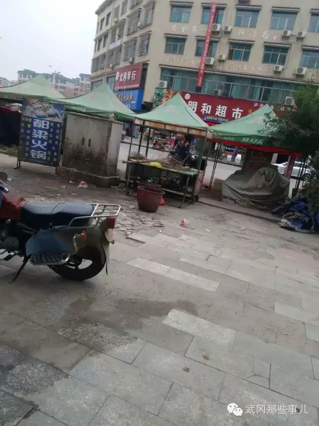 武岡人羞恥么?大白天的在人家門口干這事!