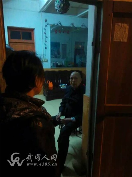 武岡:老人掉進(jìn)鰲山街河里,幸好一小伙及時發(fā)現(xiàn)施救