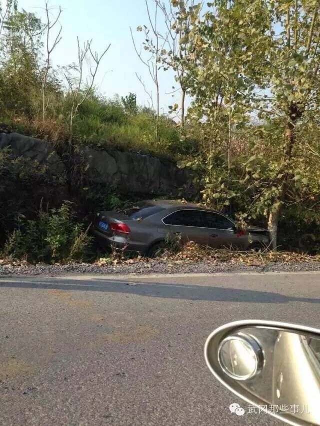 武岡大路坪現(xiàn)詭異車禍,好險(xiǎn)!