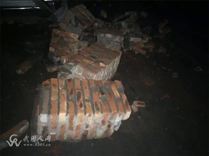 鄧元泰一大貨車(chē)撞入民宅,支零破碎