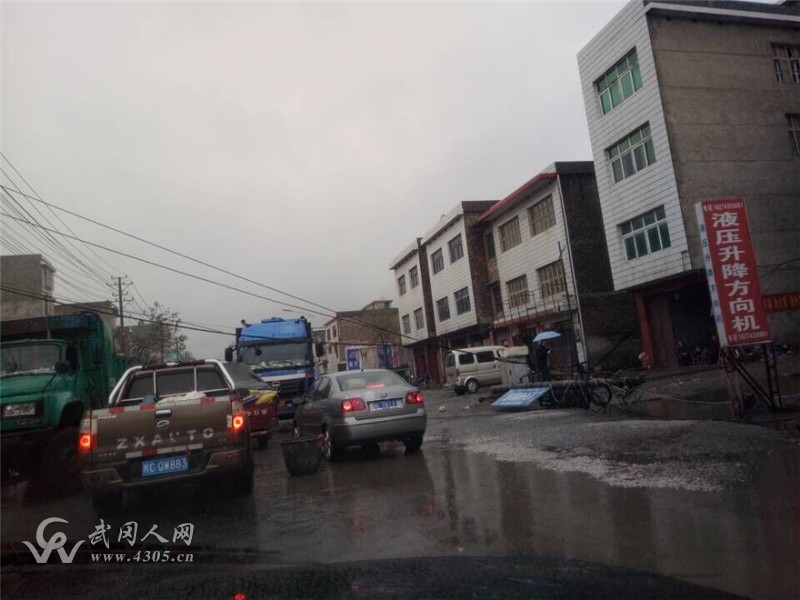 武岡黃木沖包谷井路邊發(fā)生電線桿倒塌事故