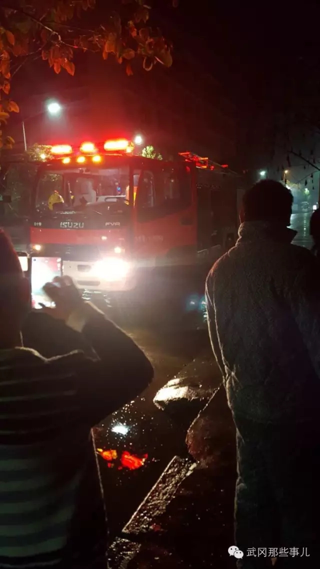 武岡陶侃西路突發(fā)火災,燒傷一名女孩