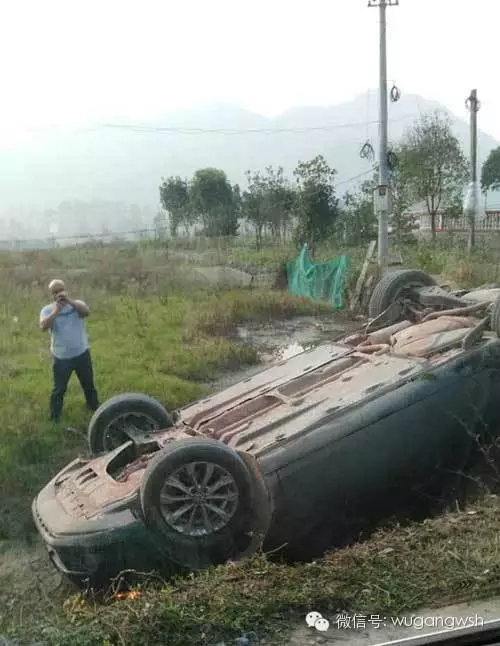 武岡龍溪鋪一車翻入田埂