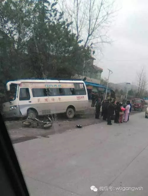 武岡山嵐鋪發(fā)生車禍:客車與摩托車相撞!