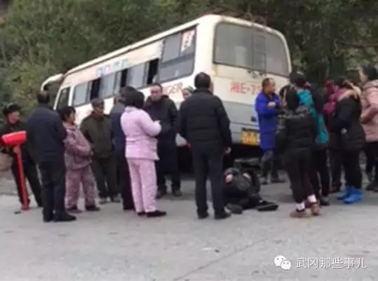 武岡客車摩托相撞，摩托車司機當場身亡