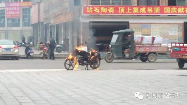武岡一摩托車自燃,這點小事是否有必要勞煩消防官兵?