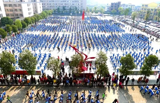 武岡五千洞庭學(xué)子齊唱《感恩的心》感動(dòng)全體家長(zhǎng)
