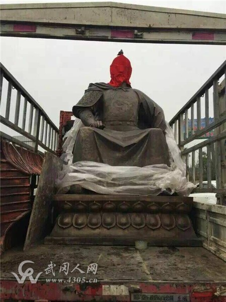 岳飛青銅像今天上午已經(jīng)抵達(dá)武岡武穆宮