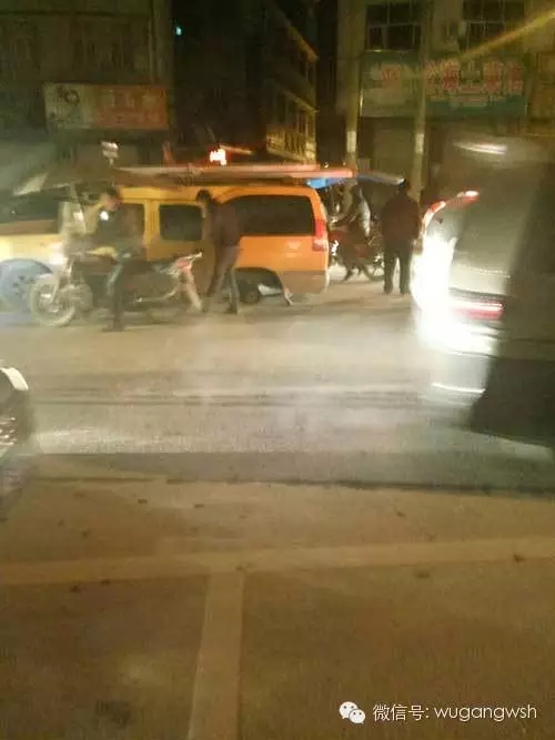 武岡一車開著開著車輪就飛出去了！