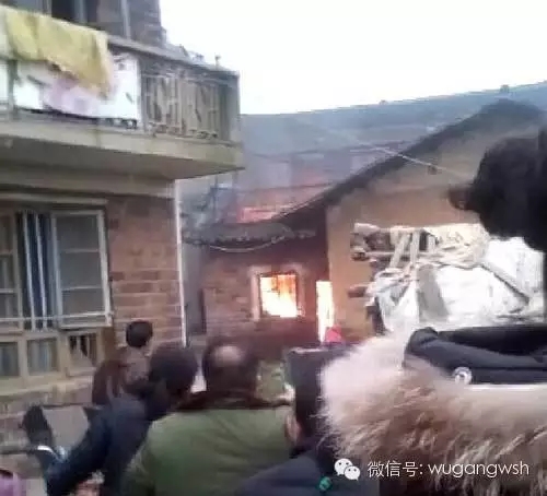 【武冈玉龙村发生火灾】屋内熊熊烈火！