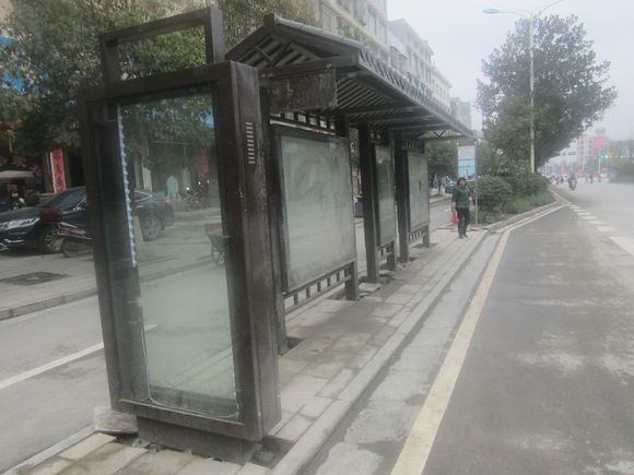 仿古式候車亭靚了武岡大道