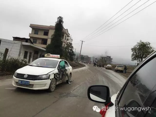 【武岡鄧家鋪車禍】的士很受傷!