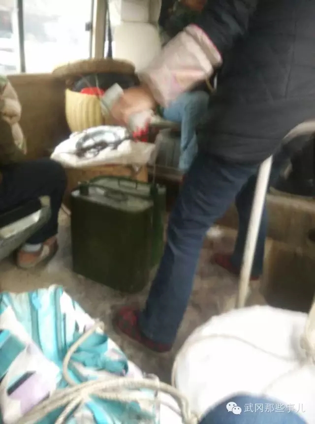 武冈至大田的大巴上有人提着两桶“炸弹”，真是吓死人！
