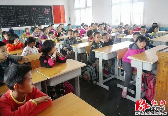 省婦女兒童基金會為荊竹中心小學(xué)送課桌椅