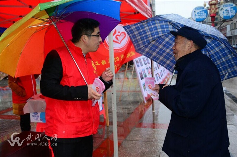 有一種感動(dòng)叫風(fēng)雨中堅(jiān)守三小時(shí),有一種堅(jiān)持叫無(wú)怨無(wú)悔武岡義工