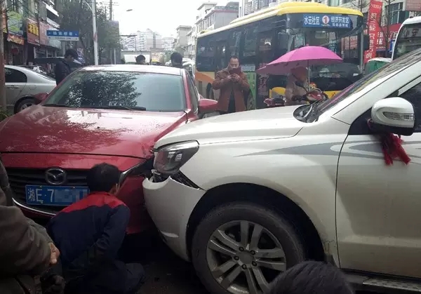 武岡玉龍路車禍現(xiàn)場 疑似酒駕連撞2車1人...