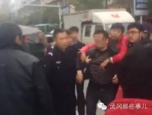 他提著刀子欲在武岡東門(mén)步步高門(mén)口砍人,這是怎么啦?