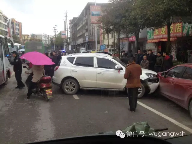武岡玉龍路男子油門當剎車發(fā)生連環(huán)碰撞！