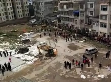 為爭土地發(fā)生糾紛，近百來人在場非常壯觀！