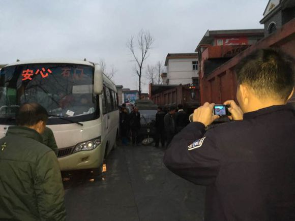 武岡龍溪鋪突發(fā)車(chē)禍，三輪車(chē)被兩大車(chē)夾碎……