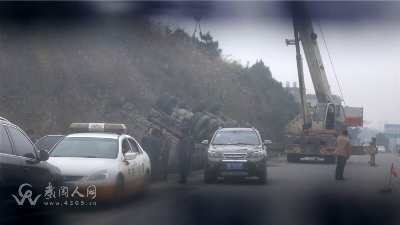 圖片新聞：鄧元泰某路段一大掛側翻