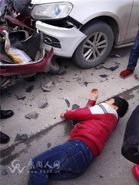 車碎人重傷,灣頭橋發(fā)生一起嚴(yán)重車禍