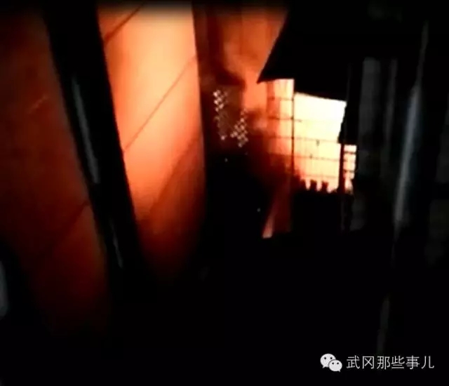 武岡解放路居民樓凌晨大火，電烤爐烤火的要注意啦！