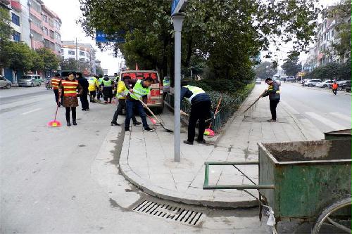 武岡市公路局60余名干部職工上街大清掃