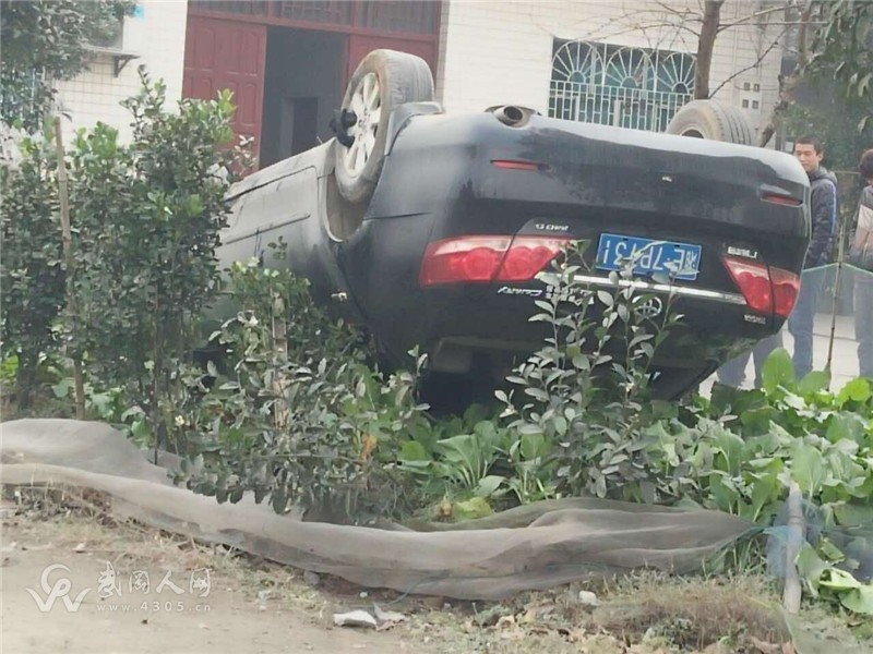 武岡龍溪鋪：黑色小車四腳朝天
