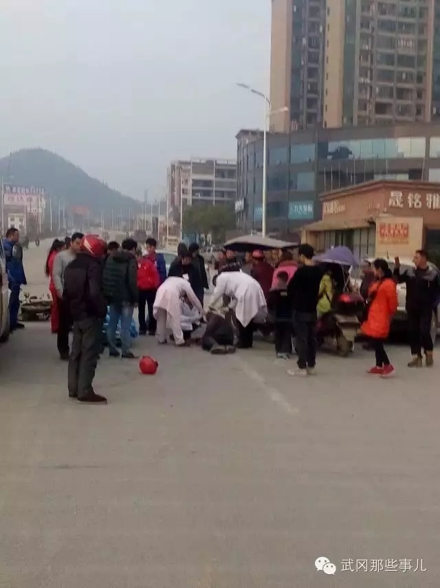 武岡武強北路車禍,摩托車主被撞當場暈死過去!
