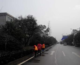 武岡園林工為護(hù)欄，也是拼了！