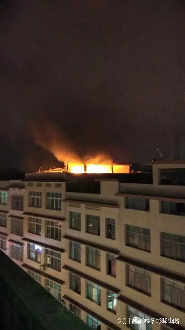 武岡步行街多米諾樓上突發(fā)大火，驚動(dòng)兩臺(tái)消防車(chē)！